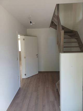 Nieuwbouw instapklare gezinswoning met 3 slaapkamers op een zeer gunstige ligging. De woning is voorzien van een ruime inkomhal, woonkamer, keuken, berging, achterinkom met apart toilet. Trap naar boven, 2 ruime slaapkamers, badkamer (bad/douche/dubbele wastafel/toilet). Trap naar boven, overloop, slaapkamer 3 en technische ruimte. Carport voorzien. Volledig beklinkerd. Omheinde tuin met tuinhuis op. Voor meer info contacteer ons via info@vastgoedfransen.be.