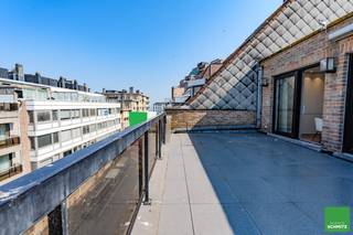 Penthouse entièrement rénové avec 2 chambres et 2 très grandes terrasses avec vue latérale sur mer.<br /><br />Hall d'entrée avec vestiaire et toilettes séparées. Séjour lumineux donnant sur une très grande terrasse à l’avant avec vue latérale sur mer. Cuisine entièrement équipée. Débarras avec connexion pour machine à laver. Deux chambres à coucher spacieuses, chacune avec sa propre salle de douche et placards intégrés. Très grande terrasse à l'arrière. <br /><br />L’ascenseur arrive à l’étage du penthouse.<br /><br />Le loyer est de 3.000 €/mois + 100 €/mois frais mensuels.<br />Possibilité de loyer un emplacement à 150 €/mois.<br /> 