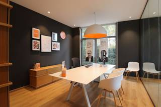 Dit instapklaar handelspand van ongeveer 70 m² is gelegen op een zeer goed zichtbare hoeklocatie aan de Hermanslaan en Rijksweg, wat zorgt...