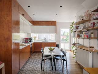 <strong>Uniek gerenoveerde, instapklare woning op fietsafstand van het stadscentrum met aangename buitenruimtes (terras en stadstuin) en 3 volwaardige slaapkamers.</strong><br /><br /><em>Voor meer informatie, mail naar info@carloeggermont.be</em><br /><br />Deze unieke woning bevindt zich op een gunstige ligging, in een éénrichting straat, letterlijk op een boogscheut van de Watersportbaan en op korte afstand van het stadscentrum en het Sint-Pietersstation.<br /><br />Een woning waar elke vierkante meter optimaal wordt benut en een uitzonderlijk gevoel van ruimtelijkheid ontstaat dankzij de doordachte indeling en het bijzonder lichtrijke karakter. De kwalitatieve renovaties doorheen de jaren resulteerden bovendien in een gunstig EPC-label B.<br /><br />We betreden de woning via een bijzonder praktische en multifunctionele inkom-/voorruimte. Vandaag is deze ingericht als vestiaire, fietsenberging en werkplaats, maar dankzij de bestemming als handelshuis biedt deze ruimte tal van mogelijkheden, zoals een kantoor, praktijk, atelier, winkel of wachtruimte.<br /><br />Achteraan op het gelijkvloers bevindt zich een eerste slaapkamer met een apart toilet en directe toegang tot de stadstuin. Ook deze ruimte kan op verschillende manieren worden ingevuld, bijvoorbeeld als bureau, praktijkruimte of hobbykamer. In het verleden werd deze kamer bovendien succesvol verhuurd via Airbnb, wat de veelzijdigheid van de woning extra onderstreept.<br /><br />De eerste verdieping vormt het hart van de woning en geeft plaats aan een ruime open leefruimte met een aangename doorzonindeling. Hier vloeien zithoek, eetplaats en de volledig uitgeruste keuken naadloos in elkaar over. Het bandraam en de deur aan de keuken geven uit op het vernieuwde terras en bieden een aangenaam uitzicht op het achterliggende groen van de omliggende tuinen.<br /><br />Op de tweede verdieping bevindt zich de ruime hoofdslaapkamer, voorzien van airconditioning en bijzonder veel plaats voor kastruimte. Aan de overzijde vinden we de verzorgde badkamer, uitgerust met een ligbad, inloopdouche en dubbele wastafel. Hier is eveneens plaats voorzien voor een wasmachine en droogkast. Op de nachthal bevindt zich bovendien een apart toilet.<br /><br />De bovenste verdieping geeft plaats aan een derde, volwaardige slaapkamer. Deze ruime open kamer is eveneens voorzien van airconditioning en kan, indien gewenst, ook een andere invulling krijgen, zoals een bureau, atelier of polyvalente ruimte of onderverdeeld in 2 aparte kamers.<br /><br />Als extra beschikt de woning over een praktische kelder.<br /><br /><strong>Samengevat biedt deze woning een zeldzame combinatie van een gunstige ligging, een energiezuinig karakter (EPC-label B), aangename buitenruimtes en een bijzonder flexibele indeling. Een ideale woonst voor wie op zoek is naar een instapklaar pand met karakter en tal van gebruiksmogelijkheden.</strong>