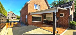 Voor een bezichtiging bel Tom 0468/ 09 81 97.<br /><br />Charmante, goed onderhouden OB met 4 slaapkamers, gelegen op zuid gericht perceel van 4a 59ca. Deze te renoveren woning ligt in een rustige straat op 4 km van de oprit van de autostrade en op 4 km van het centrum van Halen met zijn supermarkten, dokters, apothekers, horeca, kleuter, -lagere, en middelbare school, kinderopvang, het bussenknooppunt en alles wat het leven aangenaam en gemakkelijk maakt.<br /><br /><strong>INDELING:</strong><br />Gelijkvloers: inkomhal, keuken, ruime leefruimte met salon, slaapkamer, wasberging en toilet.<br />1<sup>ste</sup> verdiep: nachthal, badkamer en 3 ruime slaapkamers.<br />Eveneens is er nog een kleine voorraadkelder en een ruime stockagezolder aanwezig.<br /><br /><strong>Troeven:</strong>
<ul>
<li>Ruime slaapkamers</li>
<li>Ligging, rustig maar toch vlot bereikbaar</li>
<li>Zeer goed onderhouden woning</li>
<li>Onderhoudsvriendelijke tuin</li>
</ul>
<br /><strong>Aan te pakken:</strong>
<ul>
<li>EPC label F</li>
<li>Elektriciteit niet conform</li>
<li>Asbest: 2 te verwijderen / 3 zorgvuldig beheren</li>
<li>Centrale verwarming op stookolie</li>
</ul>
<br />Spreekt u dit renovatieproject aan!<br /><strong>Aarzel dan zeker niet om Tom te contacteren voor een bezoek op het nummer 0468 09 81 97.<br />Of voor meer informatie kan u mailen naar info@immobennysimons.be</strong><br />Alle documenten zijn te raadplegen en downloaden via onze website www.immobennysimons.be.<br />