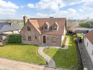 IN OPTIE - Deze aantrekkelijke woning met een opvallend statige gevel is gelegen langs Holt ter hoogte van nummer 33, op enkele honderden meters...