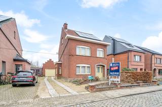 Deze leuke woning is prima gelegen en beschikt over een vlotte verbinding naar Leuven, zowel met de fiets langs het lijnloperspad als met de wagen...