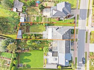 Deze ruime halfopen bebouwing van het type bel-étage werd gebouwd omstreeks 1974 en bevindt zich langs de immer rustige Hoevestraat te Erwetegem. De woning is vlot bereikbaar, winkels, scholen, openbaar vervoer, het ziekenhuis, ... bevinden zich vlakbij! De woning werd zeer stevig en kwalitatief gebouwd en verkeert in een goed onderhouden staat.<br />Indeling: gelijkvloers: inkomhal, L-vormige leefruimte met eetplaats, ruime leefkeuken, berging met toilet en douchecabine, veranda. Er is een zeer leuke zuidoost georiënteerde tuinzone met terras en tuinhuis.<br />Eerste verdieping: 4 slaapkamers, badkamer met ligbad, lavabo en bidet, afzonderlijk toilet. Er is nog een zolder (bereikbaar via valluik, zoldervloer geïsoleerd).<br />Kelderverdieping: garage voor 1 wagen met automatische sectionale poort, was- en verwarmingskelder, kelder voor provisie, berging, ... <br />IDEALE OPPORTUNITEIT VOOR WIE RUSTIG EN RUIM WENST TE WONEN!!<br />Centrale verwarming aardgas, houten ramen met dubbel glas, constructie volledig in beton, zoldervloer geïsoleerd, EPC: 346 kWh/(m² jaar), energielabel D (geen renovatieplicht), bewoonbare oppervlakte volgens EPC: 191 m² (kelder, zolder en veranda niet meegerekend), KI: €1.006, elektrische installatie niet conform het AREI. <br />Woongebieden met landelijk karakter, vergunning uitgereikt, geen rechterlijke of bestuurlijke maatregel opgelegd, geen voorkooprecht, verkavelingsvergunning uitgereikt. Geen risicozone voor overstromingen, P-score A, G-score A. <br />U kan de beschikbare attesten bij verkoop downloaden via de website janssens-leroy.be.