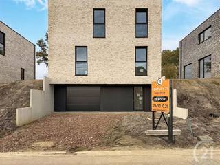 <p>Deze woning van 288 m² heeft een kelder bestaande uit inkomhal, technische berging, garage, kelder- en tuinberging. Vervolgens op het gelijkvloers een inkomhal met apart toilet, een ruime leefruimte met open keuken, wasplaats/berging en bureau. <br />Op de 1ste verdieping is er 1 badkamer, een toilet en 4 slaapkamers.<br /><br />De afwerking is volledig naar keuze van de koper (keuken, badkamer, sanitair, vloer,...!)<br />Hier worden kwalitatieve materialen gebruikt voor de afwerking.<br /><br />Vloerverwarming, warmtepomp, zonnepanelen, regenwaterput, ... kortom ZEER ENERGIEZUINIG !!!<br /><br />De ligging is hier ideaal wat betekent dat je rust hebt maar ook vlakbij de autostrade en het centrum van Aarschot.<br /><br />Wens je een gratis schatting? Vergeet dan zeker geen contact met ons op te nemen!!! <br /><br />Wil jij meer informatie over deze woningen? Bel ons dan op 016 90 10 21 of mail naar info@future-home.be.<br /><br />Woongebied met landelijk karakter, Vergunning, Verkavelingsvergunning, Geen Dagvaarding, Geen voorkooprecht.</p>