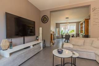 <h1><span>Opbrengstgebouw met 2 ruime appartementen in centrum Lebbeke interessante investering!</span></h1><p><span>Bent u op zoek naar een kwalitatief opbrengsteigendom met een mooie huuropbrengst en een uitstekende ligging? Dan is dit volledig gerenoveerde gebouw met 2 ruime appartementen in het centrum van Lebbeke zeker een bezoek waard!</span></p><p><span> </span></p><p><span>Dit verzorgd opbrengstgebouw bevindt zich op een bijzonder gunstige locatie, op wandelafstand van winkels, scholen, openbaar vervoer en het station van Lebbeke. Dankzij de centrale ligging zijn alle dagelijkse voorzieningen vlot bereikbaar.</span></p><p><span>Het gebouw werd omstreeks </span><span>2015 volledig gerenoveerd van A tot Z</span><span> en bestaat uit </span><span>2 afzonderlijke, ruime wooneenheden</span><span> met elk hun eigen troeven.</span></p><p><span> </span></p><h2><span>Gelijkvloers appartement (111 m²)</span></h2><p><span>Via de gemeenschappelijke inkomhal met berging bereikt men het privatieve appartement.</span></p><p><span>De indeling omvat: privatieve inkomhal, ruime kelderruimte van ca. 40 m², gezellige woon- en leefruimte met veel natuurlijke lichtinval, open, volledig uitgeruste keuken, 2 slaapkamers, badkamer met lavabomeubel en douche, apart gastentoilet, aangename binnenpatio/terras van ca. 10 m², gezellige, volledig ingesloten </span><span>zuidgerichte tuin van ca. 60 m²</span><span> waar men heerlijk kan genieten van rust en privacy. </span></p><p><span> </span></p><p><span>Triplex appartement (165 m²)</span></p><p><span>Dit ruime appartement strekt zich uit over meerdere verdiepingen en biedt uitzonderlijk veel leefruimte.</span></p><p><span>De indeling: zeer ruime woonruimte, keuken met aparte eetruimte, overloop/gang met apart gastentoilet, maar liefst </span><span>5 slaapkamers</span><span>, moderne badkamer met ruime inloopdouche en dubbel lavabomeubel, ruime berging/wasplaats, zonnig dakterras waar u heerlijk kan genieten van een barbecue of ontspanningsmoment. </span></p><h2><span> </span></h2><h2><span>Extra troeven: </span><span>volledig gerenoveerd gebouw (ca. 2015), elektrische installaties </span><span>conform</span><span>, EPC </span><span>gelijkvloers</span><span>: </span><span>227 kWh/m² label C </span><span>-</span><span> </span><span>EPC </span><span>triplex</span><span>: </span><span>165 kWh/m² label B </span><span>(Geen renovatieplicht), centrale ligging in centrum Lebbeke. <br />Interessante huuropbrengst, momenteel zijn beide appartementen verhuurd:</span></h2><ul><li><span>Gelijkvloers appartement: </span><span>695/maand</span><span> </span></li><li><span>Triplex appartement: </span><span>858/maand</span><span> </span></li></ul><p><span>Totale maandelijkse huuropbrengst: 1.553/maand</span></p><p><span> </span></p><h3><span>Mogelijkheid tot aankoop garagebox</span></h3><p><span>Optioneel bestaat de mogelijkheid om de afgesloten garagebox tegenover het gebouw (</span><span>huisnummer 26</span><span>) mee aan te kopen voor </span><span>35.000</span><span>. Deze garagebox is momenteel verhuurd aan </span><span>80/maand</span><span>.</span></p><p><span> </span></p><p><span>Een ideale investering voor wie op zoek is naar een instapklaar opbrengstgebouw met een sterke ligging en een mooi rendement. Kom deze interessante eigendom ontdekken in het centrum van Lebbeke en contacteer Immo Twins vandaag nog voor een bezoek!</span></p><p><span>Contacteer ons voor meer informatie of om een afspraak in te plannen, T. 052/55.55.55 | </span><span><span>info@immotwins.b</span></span><span>e - www.immotwins.be </span></p><p><span> </span></p>