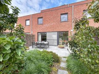Instapklare woning (bouwjaar 2017) nabij het centrum, bestaande uit een inkomhal met gastentoilet, ruime en lichtrijke leefruimte (42m²) met eet-...