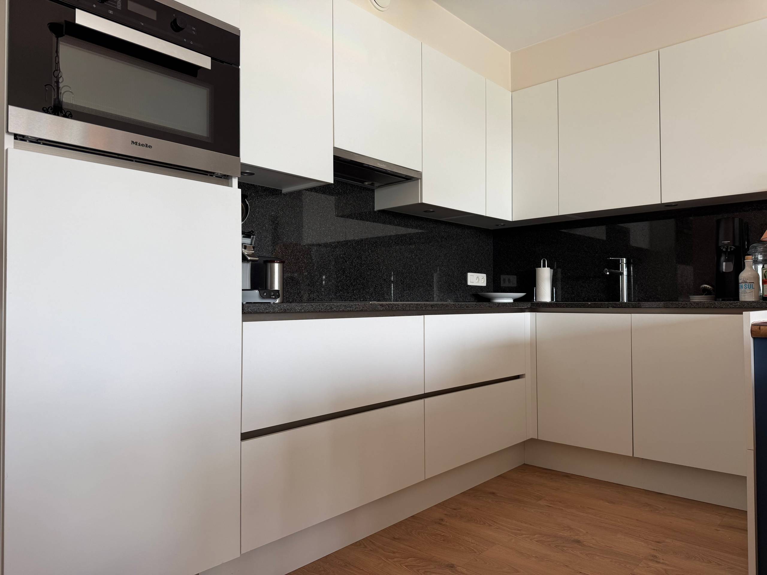 Energiezuinig 2-slaapkamerappartement met zonnig terras te huur in De Haan! - foto 5