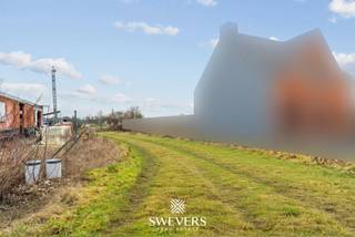 Voor meer info en foto’s, surf naar www.swevers.be – Deze bouwgrond in Laakdal vormt een interessante opportuniteit voor wie ruimte, rust en een toekomstgerichte woonomgeving weet te waarderen. Het perceel is gelegen in een residentiële buurt met een aangenaam groen karakter en biedt een mooie balans tussen openheid en privacy. Met een totale oppervlakte van 12 are en 63 centiare is er voldoende plaats om een kwalitatief woonproject te realiseren.<br />De bouwgrond beschikt over een perceelbreedte van 11 meter en een uitzonderlijke diepte van 91,95 meter. Dankzij deze gunstige vorm zijn er mogelijkheden voor het bouwen van een halfopen bebouwing, mits het bekomen van de nodige vergunningen. De noordelijke oriëntatie laat toe om de woning doordacht te positioneren en optimaal gebruik te maken van licht en ruimte. De royale diepte biedt bovendien tal van mogelijkheden voor een ruime tuin of extra buiteninrichting.<br />De ligging is een grote troef: rustig wonen met alle nodige voorzieningen binnen handbereik. Scholen bevinden zich op ongeveer 500 meter, wat het perceel bijzonder aantrekkelijk maakt voor gezinnen. Winkels, ontspanningsmogelijkheden en openbaar vervoer zijn vlot bereikbaar op circa 1 kilometer. Daarnaast liggen belangrijke invalswegen en snelwegen op ongeveer 3 kilometer, wat zorgt voor een goede verbinding met omliggende gemeenten en steden.<br />Deze bouwgrond combineert een mooie perceeloppervlakte met een praktische ligging en vormt een solide basis voor het realiseren van een comfortabele woning in Laakdal. Voor meer informatie, bel 011 255 155.