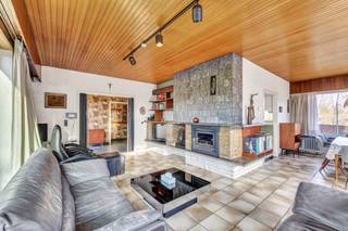 <p>Voor meer info of een bezoek, bel 054 69 39 36 - TOPPER - Deze <strong>te renoveren bungalow </strong>is gelegen op een strategische locatie in Welle. Winkels, scholen en openbaar vervoer bevinden zich in de onmiddellijke nabijheid. De oprit van de E40 is vlot bereikbaar op enkele minuten rijden. Het pand biedt, mits renovatie, tal van mogelijkheden. Het gelijkvloers omvat een inkomhal, <strong>een lichtrijke leefruimte met salon en eetplaats</strong>, een keuken, <strong>een veranda</strong>, een nachthal, een badkamer, <strong>drie slaapkamers</strong> en een afzonderlijk toilet. De woning is <strong>volledig onderkelderd</strong> en beschikt over <strong>een garage</strong>, een berging en een cv-ruimte. Daarnaast is er <strong>een tuintje en een achterliggende oprit (erfdienstbaarheid) die toegang verleent tot de garage</strong>. CV op stookolie - Buitenschrijnwerk in aluminium dubbel glas. (Maatregelen opgenomen in het maatregelenregister: nee)</p>