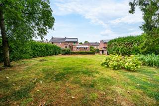 Située à Wasseiges, un village bien situé, cette maison prend place sur une parcelle de 9 ares 78.<br />Point fort de ce bien : une annexe de 2004 comprenant une chambre au rez-de-chaussée et une salle de bain, idéale pour ceux qui recherchent un espace de plain-pied.<br /><br />À l'étage, 3 chambres supplémentaires de 12, 12 et 9 m² complètent les espaces de nuit.<br /><br />Profitez également d'un magnifique jardin et d'une terrasse orientée sud, parfaite pour les beaux jours. La maison est équipée de panneaux photovoltaïques, d'un garage avec porte automatique, ainsi que d'une fosse septique. Le chauffage central fonctionne au mazout et une cassette à bois complète le système de chauffage central. Une partie de l'électricité a été refaite.<br />PEB D - 56 490 kWh/an - 263 kWh/m2.an - 20260805026095