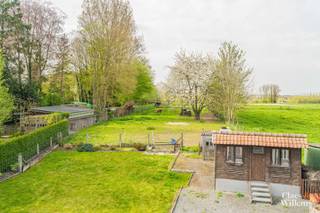 

Bent u op zoek naar een ruim perceel met ontwikkelingspotentieel in Oetingen? Dan biedt deze eigendom een uitzonderlijke opportuniteit voor investeerders, projectontwikkelaars en kandidaat-bouwers.

Dit perceel van circa 21 are bevindt zich in het centrum van Oetingen (Pajottegem) en beschikt over een straatbreedte van ongeveer 20 meter. De combinatie van de perceeloppervlakte, de straatbreedte, de centrale ligging en de open zichten op de achterliggende weide maken dit een bijzonder interessante eigendom voor toekomstige ontwikkeling.

Een belangrijke troef van deze projectgrond is het potentieel voor appartementen, halfopen bebouwingen of een ruime villa. Tijdens een eerste overleg met de gemeente werd aangegeven dat de realisatie van vier appartementen tot de mogelijkheden behoort. Daarnaast biedt het perceel potentieel voor de realisatie van twee halfopen bebouwingen of een ruime vrijstaande villa. Verdere uitwerking blijft afhankelijk van een stedenbouwkundige aanvraag, de beoordeling door de bevoegde overheid en het verkrijgen van de nodige vergunningen. Verkoper en makelaar verstrekken hieromtrent geen enkele garantie.

De centrale ligging zorgt voor een vlotte verbinding met Gooik, Ninove, Halle en Brussel. Bovendien bevindt het perceel zich op korte afstand van de VUB-campus, scholen, winkels, openbaar vervoer en andere dagelijkse voorzieningen.

Dankzij de uitstekende bereikbaarheid en zichtbaarheid is dit perceel niet alleen interessant voor residentiële ontwikkeling, maar mogelijk ook voor een praktijk of kantoor voor een vrij beroep, zoals een huisarts, kinesist, tandarts, architect, accountant, advocaat of verzekeringsmakelaar, steeds onder voorbehoud van de geldende stedenbouwkundige voorschriften en vergunningen.

Een afbraak en heropbouw kan onder bepaalde wettelijke voorwaarden mogelijk in aanmerking komen voor het verlaagde btw-tarief van 6%.

Een zeldzame opportuniteit voor particulieren, vastgoedinvesteerders, vrije beroepen en projectontwikkelaars die op zoek zijn naar een ruim perceel met ontwikkelingspotentieel en open zichten in het centrum van Oetingen.