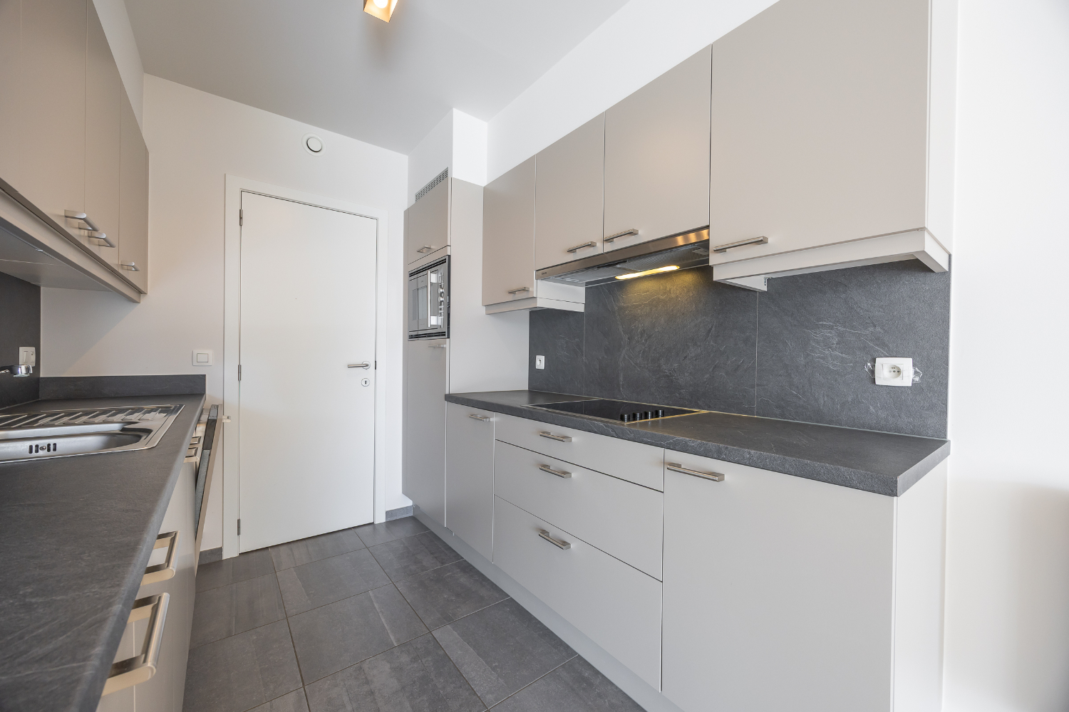 Modern gerenoveerd ruim appartement vlakbij het strand van Bredene - photo 2