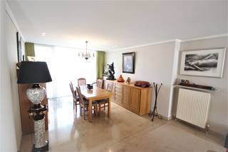 Dit lichtrijke en instapklare appartement bevindt zich op de vijfde verdieping van residentie Pieter De Coninck en geniet van een aangename ligging met zicht op het groene Pieter De Coninckplein.<br /><br />Via de inkomhal kom je in de ruime en zonnige leefruimte met aansluitend een aparte, volledig uitgeruste keuken. Zowel vanuit de leefruimte als de keuken heb je via een schuifraam toegang tot het terras — een fijne plek om even tot rust te komen.<br />De keuken beschikt over een keramische kookplaat, dampkap, koelkast, oven en spoeltafel. Verder telt het appartement twee volwaardige slaapkamers aan de rustige achterzijde van het gebouw en een verzorgde badkamer met ligbad en dubbele wastafel.<br />Het appartement werd volledig geschilderd. Alle verlichtingsarmaturen en gordijnen zijn reeds aanwezig, wat zorgt voor extra comfort. Je hoeft enkel nog te verhuizen.<br /><br /><u><strong>Troeven op een rij:</strong></u><br />2 slaapkamers<br />Zonnige leefruimte<br />Terras<br />Volledig geschilderd en instapklaar<br />Verlichting en gordijnen inbegrepen<br />Mooi zicht op groen<br /><br />De ligging is een absolute meerwaarde: op wandelafstand van de Grote Markt, Sint-Michielskerk, winkels, horeca en gezellige terrasjes. Alles wat je nodig hebt ligt binnen handbereik.<br />💶 Autostaanplaats: €40/maand<br />💶 Gemeenschappelijke kosten: €50/maand<br />Beschikbaar vanaf : 1 mei 2026<br /><br /><u><strong>Benieuwd naar dit appartement ?</strong></u><br />Ga naar de website www.dicasa.be, klik op het pand dat je wenst te huren en vul via de knop "Bezoek aanvragen" een kort profiel in. Daarna nemen we contact met je op voor een bezoek. Telefonisch kunnen er geen afspraken gemaakt worden.<br /> 