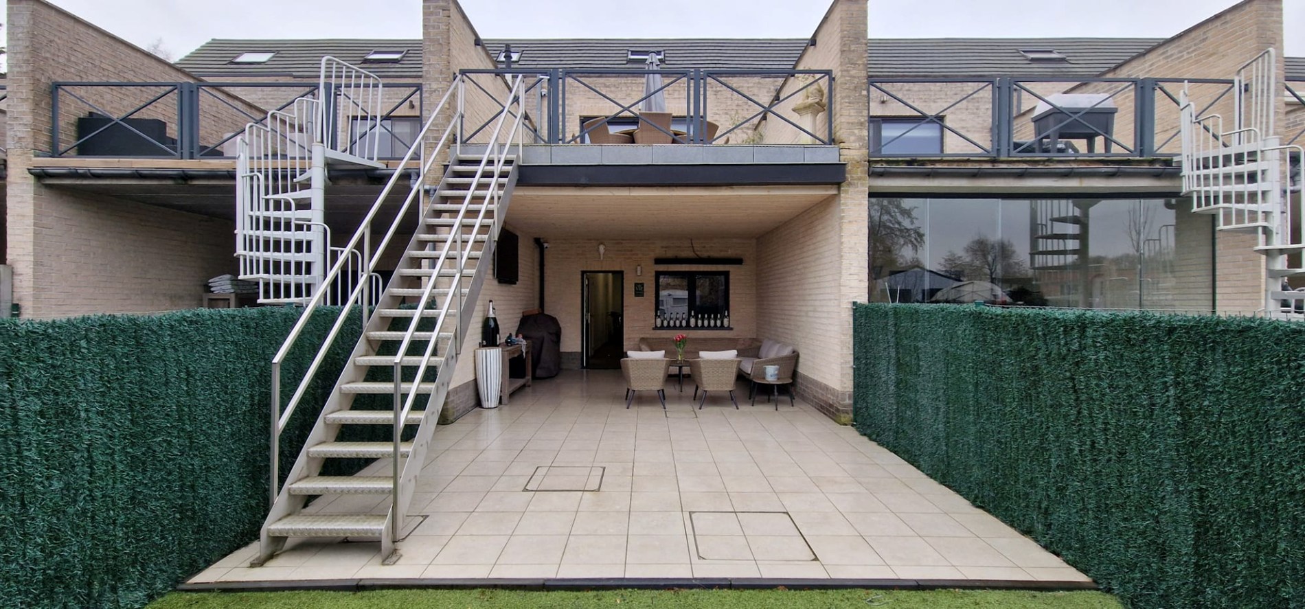 Prachtig gerenoveerde BEL-ETAGE woning met 3 slpks, bureel, ruime garage en tuin-terrassen. - foto 4