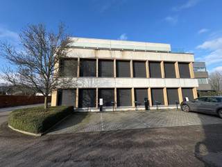 Instapklaar en gemeubeld kantoor te huur langs de E313 in Wommelgem, nabij afrit 18 en de R11. Het vrijstaand gebouw biedt kantoorruimtes van 331...