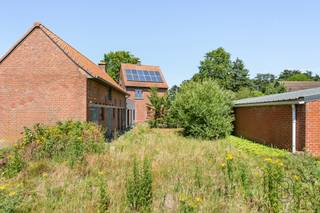 TE KOOP: toffe goedgelegen halfopen bebouwing met 180 m²!<br /><br />Deze toffe halfopen bebouwing is bijzonder centraal gelegen in Zulte-Olsene, aan de Kasteelstraat 2, en biedt een verrassend ruime woonoppervlakte met tal van mogelijkheden voor wie op zoek is naar een woning met potentieel.<br /><br />Via de inkomhal betreedt u de woning, waar u op het gelijkvloers een leefruimte met zithoek terugvindt, aansluitend op de keuken. Verder is er een extra ruimte die perfect kan dienen als bureel of slaapkamer op het gelijkvloers, evenals een praktische wasplaats/berging met cv-installatie. Op de eerste verdieping bevindt zich de nachthal die toegang geeft tot drie volwaardige slaapkamers.<br /><br />De woning beschikt bovendien over een kelder onder de inkomhal en een zolder die zich uitstrekt over de volledige woning, wat extra opslag- of uitbreidingsmogelijkheden biedt.<br />Buiten geniet u van een ruime tuin met een totale oppervlakte van ca. 1.466 m². <br /><br />Een extra troef is de aanwezige aparte loods van maar liefst 15 meter op 12 meter, ideaal voor opslag, hobby of professioneel gebruik.<br /><br />Troeven van deze woning: <br />- centrale ligging in Zulte-Olsene, (één van de mooiste straten van Zulte)<br />- ruime bewoonbare oppervlakte van ca. 257 m² <br />- groot perceel met tal van mogelijkheden <br />- aanwezigheid van kelder en zolder <br />- aparte loods met veel potentieel (ideaal voor zelfstandigen of mensen op zoek naar opslagruimte)<br /><br />EPC: 343 kWh/m² jaar – energielabel D<br /><br />Een interessante opportuniteit voor wie op zoek is naar een project met ruimte, ligging en mogelijkheden!<br /><br />Interesse? Neem gerust contact op via charlotte@immobeguin.be voor meer informatie of een bezoek.
