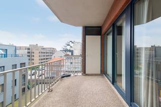 Dit lichtrijk appartement te koop is gelegen op een uitstekende locatie in Oostende, met een direct en rustgevend zicht op de jachthaven...