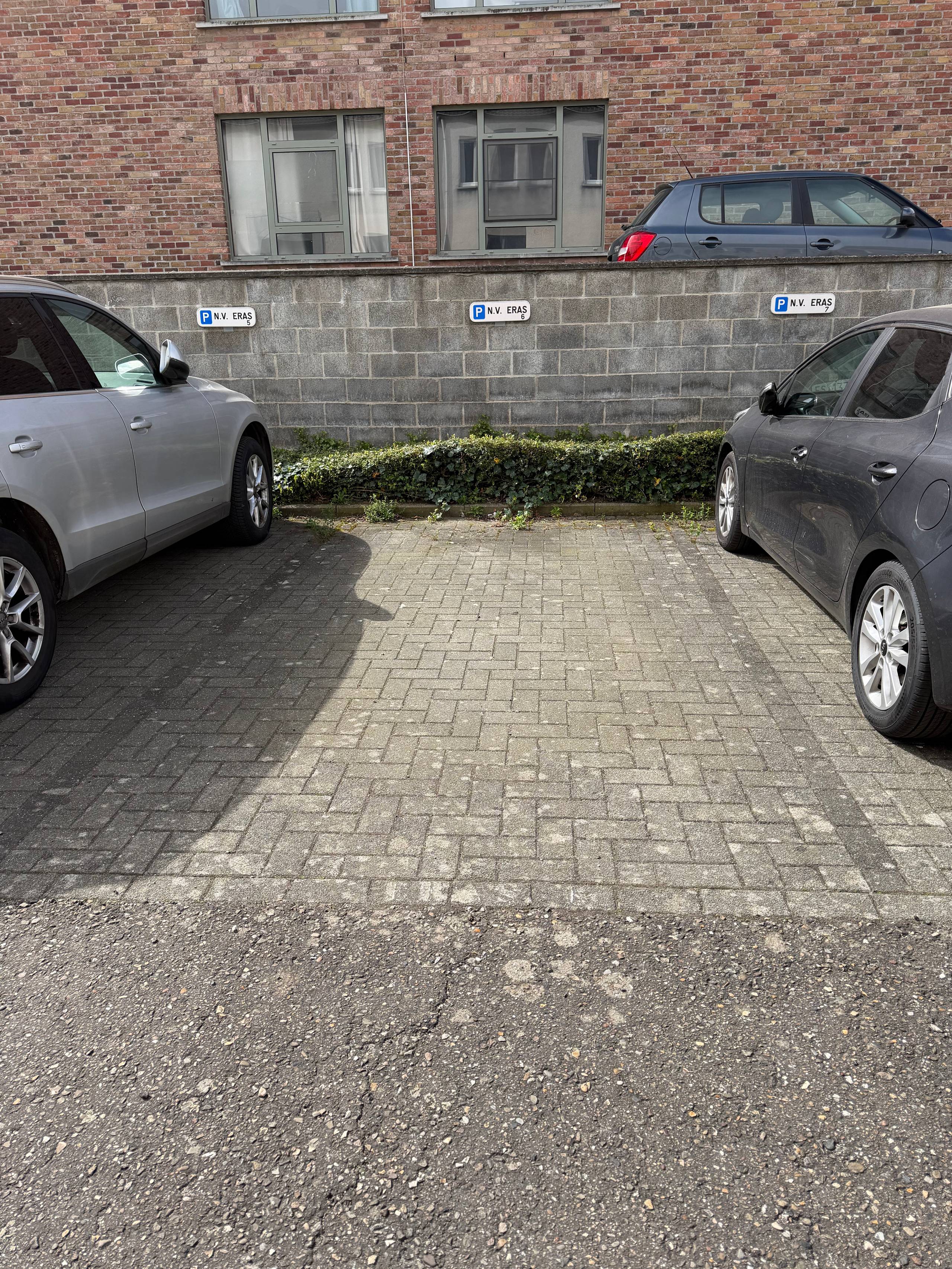 Autostaanplaats te huur centrum Leuven. Vrij vanaf 1 juli. 12 maanden contract. 90 euro/maand