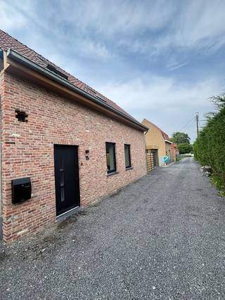 🏠Instapklare halfopen woning te koop - REGIO IZEGEMWinkelhoekstraat 15, 8870 IzegemDeze energiezuinige woning werd volledig gerenoveerd in 2026 en...
