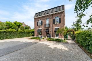 Stap binnen in deze prachtige herenwoning boordevol authenticiteit en karakter, gelegen op een mooi perceel van ruim 7 are. Met een...