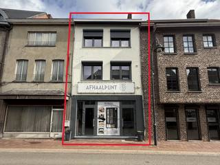 In het hart van Diepenbeek-centrum bevindt zich dit handelspand met volledig gerenoveerde woongelegenheid, een perfecte combinatie van werken en wonen op één locatie.<br /><br />Het gelijkvloers omvat een handelsruimte van ca. 55 m², ideaal voor een winkel, kantoor of vrij beroep. Dankzij de centrale ligging aan de levendige Dorpsstraat geniet u van uitstekende zichtbaarheid en passage.<br /><br />De bovenliggende woongelegenheid (ca. 127 m²) werd recent volledig vernieuwd met oog voor comfort en energiezuinigheid. Ze beschikt over een ruime leefruimte, ingerichte keuken, badkamer met douche, wastafel en toilet, en drie volwaardige slaapkamers. De hoge plafonds zorgen voor een lichte en open sfeer, terwijl het dakterras van ca. 12 m² extra buitenruimte biedt.<br /><br />Verder is de woning uitgerust met 10 zonnepanelen, rolluiken en een zolder voor bijkomende bergruimte.<br /><br />Troeven:<br />• Centrale ligging in het centrum van Diepenbeek<br />• Ca. 55 m² handelsruimte + 127 m² woonoppervlakte<br />• Volledig en recent gerenoveerd – instapklaar<br />• 3 slaapkamers, ruime leefruimte, keuken en badkamer<br />• Dakterras van ca. 12 m²<br />• Zonnepanelen (10x), driedubbele beglazing en rolluiken<br />• Hoge plafonds en zolderruimte <br />• Er bestaat de mogelijkheid om het aanpalende handelspand met dubbele straatligging (Dorpsstraat 1) mee aan te kopen. Zo creëert u extra ruimte en meerdere ontwikkelingsmogelijkheden<br /><br />Dit pand biedt een unieke kans voor wie werken en wonen wil combineren op een zichtbare, bereikbare en centrale locatie.<br /><br />Ligging:<br /><br />Dit pand bevindt zich pal in het centrum aan de Dorpsstraat 3 in Diepenbeek, op wandelafstand van winkels, horeca, scholen en openbaar vervoer. Dankzij de centrale ligging nabij de E313 is er bovendien een vlotte verbinding met omliggende gemeenten zoals Genk, Hasselt, Diepenbeek en Bilzen. Hierdoor combineert deze locatie lokale zichtbaarheid met regionale bereikbaarheid – een echte troef voor elke ondernemer.<br /><br />Algemene gegevens:<br />• Bouwjaar 1972<br />• 3 slaapkamers<br />• Perceeloppervlakte: 106 m²<br />• Bruikbare vloeroppervlakte: 234 m² (bron EPC-verslag).<br />• Verwarming: gas (radiatoren)<br />• EPC 202 kWh/m²jaar / Label C (UC 20251002-0003699708-RES-1) - geen renovatieplicht van toepassing<br />• Keuring elektrische installatie: conform<br />• Vergunning uitgereikt, Woongebied, Geen rechterlijke herstelmaatregel of bestuurlijke maatregel opgelegd, Geen voorkooprecht ruimtelijke ordening aanwezig, Geen verkavelingsvergunning<br />• Watertoets: P-score: A ; G-score: A<br />• Niet gelegen in watergevoelig openruimtegebied<br />• Maatregelenregister : Er zijn geen maatregelen op dit perceel