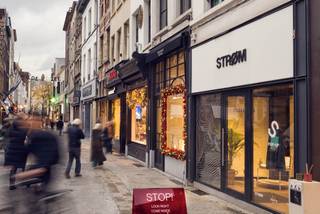 Ontdek dit uitstekend gelegen handelspand op een absolute topligging in het bruisende centrum van Antwerpen. Gelegen in de populaire Korte Gasthuisstraat, waar veel passage en zichtbaarheid gegarandeerd zijn. Momenteel uitgebaat onder de namen Strom &amp; June 21, met twee gevels naast elkaar.
Kenmerken van het pand:
Commerciële gelijkvloerse oppervlakte: ca. 93 m².
Stockage- en personeelsruimte op de verdiepingen: ca. 83 m².Breedte van de gevels samen: ca. 9,5 meter.
Oplevering: casco (werken reeds in uitvoering).
Aanpassing van de handelspui in uitvoering. 
De vitrinehoogte wordt verhoogd met 40 cm.
Het rechter raam wordt een vast raam zonder toegangsdeur.
Het linker raam krijgt een schuifdeur als ingang. 
Deze commerciële ruimte biedt een unieke opportuniteit voor retailers die op zoek zijn naar een prominente locatie met maximale zichtbaarheid in één van de meest bezochte winkelstraten van Antwerpen.
Voor meer info of een bezoek: contacteer info@immodelestre.be of 054 33 62 52. 