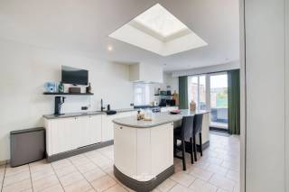Op een boogscheut van het centrum, wandelwegen en het openbaar vervoer bevindt zich deze ruime en instapklare woning. Dankzij de vele natuurlijke lichtinval geniet de woning van een aangename en warme sfeer. De open keuken vormt samen met de leefruimte een gezellige plek en biedt bovendien een mooi zicht op de tuin.<br /><br />De woning beschikt over drie ruime slaapkamers en een verzorgde badkamer met zowel een ligbad als een douche. Daarnaast is er heel wat bergruimte aanwezig, wat zorgt voor extra praktisch comfort.<br /><br />Een absolute troef is de ruime garage, die niet alleen geschikt is voor het stallen van fietsen, brommers en moto's, maar ook voldoende plaats biedt voor gereedschap en allerhande materiaal.<br /><br />Ook op technisch vlak werd de woning goed onderhouden en vernieuwd. Zo werd het dak vernieuwd, zijn er zonnepanelen aanwezig en werd de condensatieketel vernieuwd. Daarnaast zorgt een warmtepomp voor het warme water.<br /><br />Buiten kunt u genieten van een grote, verzorgde tuin en een aangenaam terras, ideaal om tot rust te komen of gezellig samen te genieten van mooie dagen.<br /><br />Deze woning combineert ruimte, comfort en praktische voorzieningen met een uitstekende ligging nabij het centrum, wandelwegen en openbaar vervoer. Een ideale thuis voor wie op zoek is naar een verzorgde woning waar u zonder grote werken meteen kunt intrekken.