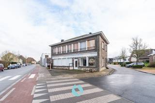 <p>Karakteristiek handelspand met woonfunctie in het centrum van Lovendegem.<br />Dit handelspand combineert karakter, ruimte en een waaier aan mogelijkheden : Horeca, wonen, kantoorfunctie, vrij beroep, ...</p><p>Schitterende lokatie met een unieke zichtbaarheid!<br />Kenmerken: <br />- Perceeloppervlakte: 368 m² <br />- Bestemming: gemengd - wonen en/of commerciële activiteiten <br />- Te renoveren<br /><br />Dit gebouw leent zich uitstekend voor herontwikkeling of renovatie.<br /><br />Wilt u deze eigendom en zijn troeven zelf ontdekken, neem dan zeker contact op voor het plannen van een bezoek ter plaatse.<br />Interesse? Contacteer Bert telefonisch op 0477/80.75.80 of per mail bert@vastgoeddevos.be.</p>