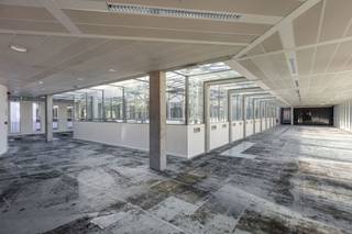 Kantoren te huur, ideaal en strategisch gelegen in het hart van Brussel tussen de Wetstraat, het Koninklijk Park en de Grote Markt. Talrijke faciliteiten in de buurt (winkels, restaurants, bars, fitnesscentrum...) en in de onmiddellijke nabijheid van het Centraal Station.<br />Gemakkelijk bereikbaar met het openbaar vervoer.<br />Parkeerplaats beschikbaar: €2.000/plaats/jaar (exclusief belasting van €70/plaats/jaar).<br />Archief beschikbaar: 80 €/m²/jaar.