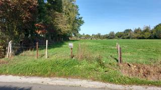 <p>Melle-Gontrode – Mooi lot bouwgrond voor halfopen bebouwing.</p><p>De bouwgrond heeft een oppervlakte van ca. 1386 m²(Kadasternr A365l) en is gelegen te Melle-Gontrode in de Kalverhagestraat tussen de nrs 46 en 48. Er kan een halfopen woning gebouwd worden met een maximale gevelbreedte van 9 meter . Op de bouwlijn is het perceel ongeveer 20 m breed. De maximale bouwdiepte is 20 meter op het gelijkvloers. Op het verdiep bedraagt de maximale bouwdiepte 12 meter. De kroonlijsthoogte bedraagt max. 6 meter.<br />Extra troef : op minstens dertig meter achter de voorbouwlijn mag een garage/werkplaats/loods gebouwd worden met een max oppervlakte van 200 m².<br />Goede ontsluiting naar E40, R4 en E17. Lagere school op 1 km. Middelbaar onderwijs op 3 km.<br />Verkavelingsvergunning aanwezig. Niet overstromingsgevoelig volgens watertoets. Bodemattest OVAM aangevraagd. Stedenbouwkundige attest met de bevestiging van bouwgrond is voorhanden bij de notaris.<br />Plaatsbezoek op terrein mogelijk na afspraak.<br />Geen Immo, te koop rechtstreeks van eigenaar ()</p>
