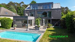Rustig gelegen ruime exclusieve villa op een perceel van 7a75ca met mooie aangelegde tuin en verwarmd openluchtzwembad en poolhouse. De tuin...