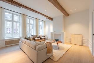 Situated on the iconic Sint-Jansplein in the historic heart of Bruges, this characterful townhouse embodies a rare harmony between...