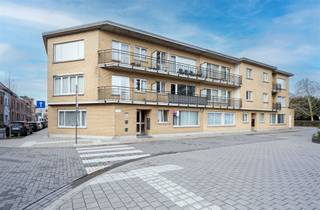 Bent u op zoek naar een goed gelegen appartement of een interessante investering? Dan kan dit pand zeker iets voor u zijn.Het appartement bevindt zich op de gelijkvloerse verdieping van een kleinschalig gebouw en heeft een praktische indeling. U komt binnen via de inkom-/nachthal, die toegang geeft tot de woonkamer, keuken, apart toilet, badkamer, twee slaapkamers en een extra ruimte die kan dienen als bureau of berging. Daarnaast beschikt het appartement over een terras en een privatieve kelder. De elektrische installatie is conform het AREI en de gemeenschappelijke kosten zijn laag.De ligging is gunstig, in de nabijheid van winkels en scholen, met voldoende openbare parkeermogelijkheden in de buurt.Interesse? Neem gerust contact op voor een bezoek.