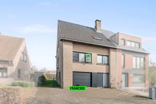 In Eine, een deelgemeente van Oudenaarde, treffen we deze instapklare en lichtrijke woning aan. Door de centrale ligging geniet de woning een uitstekende verbinding naar het centrum van Oudenaarde, winkels, scholen en openbaar vervoer.<br /><br />Technisch biedt de woning een regenwaterput, een ventilatiesysteem, HR-ketel op aardgas (2022), een waterverzachter, dak- en muurisolatie (EPC B) en een conforme elektrische keuring. Kortom; alles is aanwezig om nog vele jaren volop te genieten van deze prachtige eigendom.<br /><br />We betreden de woning via de ruime inkomhal die voorzien is van een aparte vestiaire. Verder biedt de woning op het gelijkvloers nog een ruime garage met automatische poort, wasplaats en een grote berging.<br /><br />Op de eerste verdieping bevindt zich de grote en lichtrijke woonkamer met gashaard, de eetplaats en de volledig ingerichte keuken. Vanuit de keuken is er de toegang tot een tweede ruime berging en het aanpalend terras. Verder is er ook nog een toilet.<br /><br />Op de tweede verdieping treffen we 3 grote slaapkamers en de pas gerenoveerde badkamer. De badkamer is voorzien van inloopdouche, ligbad, toilet en dubbel wasmeubel.<br /><br />Tot slot is er nog de geïsoleerde zolder en de gezellige tuin.<br /><br />Wenst u meer informatie of een bezoek? Neem dan snel contact op!<br /><br />