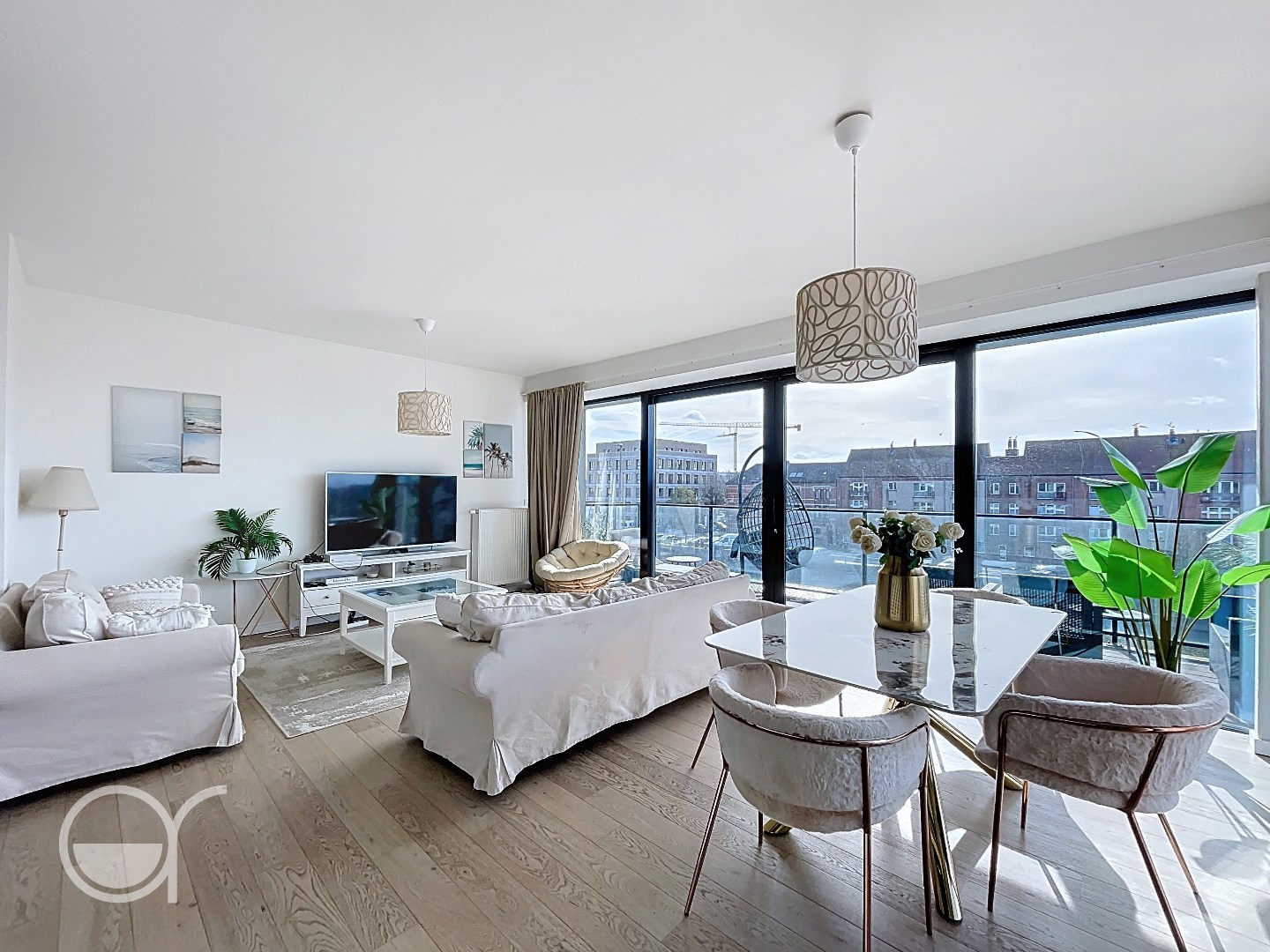 Lichtrijk 2-slaapkamerappartement met terras, kelderberging en autostaanplaats - foto 1