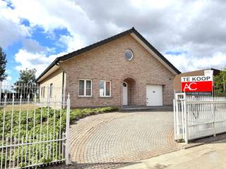 <p><strong>Mooie bungalow te Koop in Beveren!</strong></p><p>Laat je verrassen door een adembenemend uitzicht over de uitgestrekte velden en een royale bewoonbare oppervlakte van 261m², gelegen op een mooi perceel van 1.120m².</p><p>Deze uitnodigende bungalow biedt twee ruime slaapkamers op het gelijkvloers én beschikt over een zeer grote zolderverdieping waarin je tot 4 extra slaapkamers en een badkamer kan onderbrengen. Heel uitnodigend voor grote gezinnen of voor wie behoefte heeft aan een praktijkruimte met wachtzaal op het gelijkvloers en graag het potentieel van de zolderverdieping naar boven wil halen.</p><p>U wordt verwelkomd in een ruime inkomhal, met aan de linkerzijde twee slaapkamers en aan de rechterzijde een ruime garage (met smeerput). Verderop treft u het bezoekerstoilet met lavabo, alsook de ingerichte badkamer met ligbad, douche, toilet en dubbele lavabo. </p><p>De lichtrijke woonkamer en volledig ingerichte keuken strekken zich uit over de hele breedte van de woning en bieden een fantastisch uitzicht over de tuin met achtergelegen velden. De centrale haard draagt bij aan een warme en gezellige sfeer doorheen het hele huis.</p><p>Een ruime berging tussen de keuken en inkomhal fungeert tevens als wasplaats en biedt toegang tot zowel de zolder als de volledig onderkelderde woning — beide bereikbaar via een vaste trap.</p><p>Buiten vindt u een uitgestrekt terras, dat deels overdekt is en rechtstreeks toegankelijk vanuit de woonkamer en de keuken.</p><p>Deze eigendom combineert landelijke rust met een uitstekende bereikbaarheid. Gelegen nabij winkels, scholen en belangrijke verbindingswegen, maar toch omgeven door een ongeëvenaard uitzicht op het groen.</p><p>Mis deze uitzonderlijke kans niet en plan snel jouw tijdslot in tijdens de eerstkomende bezoekdag!</p>