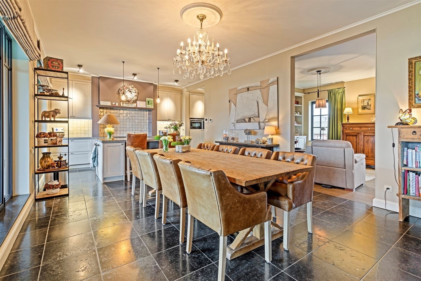 Uitzonderlijke Duplex met zicht op kanaal, garage, carport en ruime (wijn)kelder! - foto 1