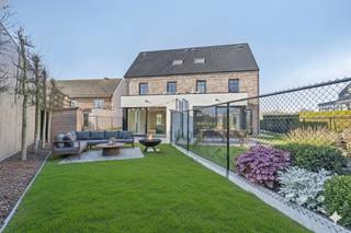 Rustig gelegen met weids uitzicht zowel voor- als achteraan. Niet ver van de kerk van Millegem. Tussen de dorpskernen van Ranst en Wommelgem...