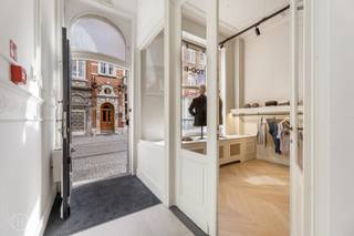 Dit prachtig afgewerkte handelspand werd in 2024 volledig gerenoveerd en is onmiddellijk beschikbaar. Het pand is uitstekend gelegen in de Vital Decosterstraat, tussen de Bondgenotenlaan en het Ladeuzeplein, op een centrale en commerciële locatie in hartje Leuven. De handelsruimte heeft een oppervlakte van ca. 73 m² en beschikt daarnaast over een keukentje, toilet en binnenkoer. Bovendien is er een droge kelder van ca. 30 m², ideaal als extra opslagruimte. Dankzij de moderne en verzorgde afwerking is het pand volledig instapklaar. De ruimte wordt leeg en onbemeubeld aangeboden, waardoor ze flexibel kan worden ingericht en tal van commerciële mogelijkheden biedt. Een aantrekkelijke handelsruimte op een uitstekende locatie, met de belangrijkste winkelstraten en het centrum op wandelafstand. Onmiddellijk beschikbaar. Voor meer informatie kan je terecht bij info@homies.be.