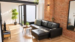 <p><span>Op amper 50 stappen van de gezellig drukke Grote Markt, ligt deze in 2024 gerenoveerde woning. In het stadscentrum is een grote garage met afstandsbediende poort goud waard. U kan er met een bestelwagen of 2 auto’s binnen. De Standonckstraat is voorzien van kasseiverharding en is voor auto’s doodlopend. De rustig gelegen woning met authentieke gevel, wordt opgefleurd door een plint in blauwe hardsteen en donkergrijze ramen (2017). Binnen worden we gecharmeerd door de hoge plafonds en de authentieke accenten: originele vloertegels, authentieke geschilderde trap, accentmuur in zichtbaar metselwerk. Open keuken (2024) en living krijgen in één hoek nog veel extra licht binnen via ramen rond de buitenruimte. De keuken omvat een oven, kookplaat, dampkap, koelkast, aparte freezer en een vaatwasser. Op de eerste verdieping, naast het toilet, staat een berging/wasplaats ter beschikking, terwijl ook op de 2</span><span><sup>e</sup></span><span> verdieping nog extra bergruimte beschikbaar is. De koelte wordt zowel op de eerste als op de tweede verdieping gegarandeerd door de aircotoestellen met warmtepomptechnologie. Onder dak werden de twee slaapvertrekken gescheiden door een wand in loftstijl, aangevuld door een open badkamerruimte: douchecabine in glas met regendouche en lavabomeubel met spiegel. </span></p><p><span> </span></p>