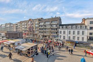 Op een absolute topligging, midden op de Markt van Deinze, bevindt zich deze lichtrijke penthouse.Het appartement beschikt over ruime terrassen zowel...