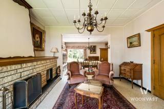 Wie durft te renoveren, wordt hier rijkelijk beloond. Deze halfopen woning in Waasmunster straalt potentieel uit: ruime volumes, een knusse haard, een zonnige tuin met open veldenzicht én de mogelijkheid tot maar liefst vier slaapkamers.<br /><br />Indeling: <br /><br />De lichtrijke leefruimte met sfeervolle haard nodigt uit om tot rust te komen, aangevuld met een aparte eethoek en gesloten keuken. De badkamer met toilet, bad & lavabocompleteert het gelijkvloers.<br /><br />Op de eerste verdieping vind je twee ruime slaapkamers en een kleinere derde kamer — perfect als kinderkamer of berging. Via een vaste trap bereik je de tweede verdieping, die moeiteloos uitgeeft op een vierde, extra ruime slaapkamer.<br /><br />Buiten wacht een gezellige tuin met zicht op de omliggende velden, en een aparte garage met sectionaalpoort.<br /><br />Troeven:<br />- Potentieel van 4 volwaardige slaapkamers<br />- Lichtrijke leefruimte met authentieke haard<br />- Aparte garage met sectionaalpoort<br />- Perceel van 595 m²<br />- Tuin met open veldenzicht<br />- Vlotte verbinding met E17, Lokeren centrum en Waasmunster<br />- Woning met eindeloze mogelijkheden<br /><br />Nieuwsgierig? Contacteer Gilles voor een bezoek zonder engagement.<br /><br />📧 gilles@woonvast.be 📞 0491 94 95 38 🌐 www.woonvast.be