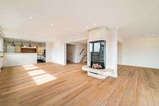 Exclusieve duplex met 210 m² woonbeleving in hartje Roeselare<br /><strong>ROESELARE STADSKERN | RECENT LUXUEUS VERNIEUWD | 2 À 3 SLAAPKAMERS | 2 TERRASSEN | 210 m²</strong><br /><br />Een uitzonderlijke eigendom op een absolute A-locatie in het centrum van Roeselare. Een woonparel uit de duizend voor snelle beslissers. <br />Deze<strong> impressionante duplex</strong>, verdeeld over de 4de en 5de verdieping, werd in 2026 verfijnd vernieuwd en <strong>combineert royale volumes</strong> met een hoogwaardige afwerking en een ongeëvenaarde woonbeleving.<br />De lichtrijke leefverdieping beschikt over meerdere<strong> stijlvolle zit- en ontspanningsruimtes</strong>, een prachtig terras met open zicht over de Munt en de Noordstraat, een exclusief gastentoilet en een hoogwaardige keuken in blauwsteen van Obumex, uitgerust met nieuwe toestellen en een elegante bar-/zitruimte.<br /><br />Via de sierlijke trap bereikt men de privéverdieping. Hier bevinden zich 2 à 3 slaapkamers, waaronder <strong>een luxueuze master suite </strong>met dubbele maatwerkdressing, nieuwe badkamer en <strong>royale inloopdouche en privaat terras</strong>.  De master beschikt bovendien over een privéterras met spectaculaire vergezichten — een unieke plek om in alle rust te genieten.<br /><br />Dankzij de royale oppervlakte en de polyvalente indeling is zelfs een extra kamer, bureau of vierde slaapgelegenheid mogelijk.<br /><br /><strong>Exclusieve troeven</strong><br />- ± 210 m² woonoppervlakte – uitzonderlijk in de stadskern<br />- Hoogwaardige renovatie en afwerking in 2026<br />- 2 volwaardige verdiepingen, bereikbaar met lift<br />- 2 terrassen met buitengewone vergezichten<br />- 2 à 3 slaapkamers, met mogelijkheid tot extra kamer<br />- EPC B – geen renovatieverplichting<br />- Kleinschalig project op een absolute topligging is groot voordeel!<br />- Nabij mogelijkheid tot aankoop van een gelijkvloerse garage met dubbele afgesloten poort<br />- Aparte kelderberging van  +/- 4m2<br /><br /><strong>Een zeldzame combinatie van ruimte, luxe, privacy en panoramische vergezichten, midden in het bruisende hart van Roeselare.</strong><br /><br />Een eigendom die u niet alleen moet bekijken, maar vooral moet rijkelijk ervaren.<br />Persoonlijk bezoek uitsluitend op reservatie.<br />T. 051 62 40 40