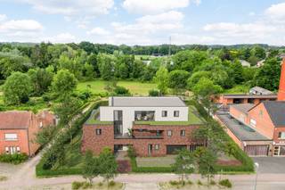 Ontdek dit ruime tweeslaapkamerappartement van ca. 115 m². De aangename leefruimte vormt het hart van het appartement en geniet dankzij de grote raampartijen van een mooie connectie met de buitenruimte.<br /><br />Geen zorgen te maken over voorschotten, deze appartementen betaal je pas zodra ze klaar zijn om in te trekken. <br /><br />De woning beschikt over twee slaapkamers, ideaal voor een koppel, klein gezin of wie graag extra ruimte heeft voor een bureau of hobbykamer. De indeling is praktisch en doordacht, met een vlotte circulatie tussen de verschillende ruimtes.<br /><br />Dit project ligt dichtbij alle voorzieningen die u nodig heeft. Voor lekkers kan u terecht bij de bakker om de hoek of de supermarkt.<br />Een absolute troef is de bijhorende tuin, heerlijk georiënteerd op het zuidwesten. Hierdoor geniet u volop van de zon in de namiddag en van de heerlijke avondzon.<br /><br />Kortom, een ruim en lichtrijk appartement met een aangename tuin en een uitstekende oriëntatie, ideaal voor wie comfortabel en rustig wil wonen. De indeling is ook nog bespreekbaar mocht u graag ruimtes willen aanpassen.<br />Ontdek dit stijlvolle nieuwbouwproject in Ramsel (Gustaaf Vandenheuvelstraat) met 7 moderne appartementen, ontworpen voor optimaal comfort en licht.<br /><br />✔ Keuze uit 1 of 2 slaapkamers<br />✔ Geen voorafbetalingen – betalen bij oplevering<br />✔ Kwalitatieve afwerking en doordachte indeling<br />✔ Gemeenschappelijke tuin in een rustige omgeving<br />✔ Ondergrondse parking (11 plaatsen) met autolift<br />✔ Ruime fietsenberging<br /><br />Energiezuinig &amp; futureproof:<br />✔ Vloerverwarming<br />✔ Warmtepomp<br />✔ Zonnepanelen per appartement<br />✔ Ventilatiesysteem D<br />✔ Uitstekende isolatie<br /><br />Rustig gelegen én vlot bereikbaar – ideaal voor eigen bewoning of investering.<br /><br />Prijzen excl. BTW en registratierechten.<br /><br />Interesse? Contacteer Philippe via 0470 308 563 of philippe@immojanstas.be<br />Meer info? Bel Philippe op 0470/308.563 of e-mail naar Philippe@immojanstas.be 