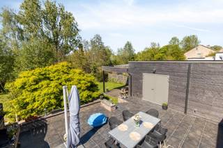 Immo Pické biedt U deze uiterst rustig gelegen en perfect onderhouden woning aan gelegen in een residentiële omgeving omgeven door weilanden en natuurgebied. Hier kan je dan ook genieten van een leuke avondwandeling in de velden, een uitdagende fietstocht door de kleine veldweggetjes, ... .<br />We betreden deze instapklare woning via een ruime inkomhal (met gastentoilet) die uitgeeft op een ruime en lichtrijke woonkamer met aansluitende eetkamer. Naast de eetkamer bevindt zich een volledig geïnstalleerde keuken met ontbijthoek die naadloos aansluit bij het zeer ruim terras en de prachtige tuin. Ruime nieuwe garage met wasplaats aanwezig. Voor de garage bevinden zich nog twee open autostaanplaatsen.<br />Op de eerste verdieping bevinden zich 3 ruime slaapkamers (15m² - 14m² en 13m²) en een volledig ingerichte badkamer. <br />Aanwezigheid van een inrichtbare zolder bereikbaar met een vaste trap.<br />Deze instapklare woning wordt omgeven door een prachtige aangelegde tuin met 2 terrassen (ruim terras aan de eetkamer met een prachtig aansluitend overdekt terras achter de ruime vernieuwde garage). Alle aansluitingen zijn aanwezig voor het plaatsen van een jacuzzi om zo nog meer te kunnen genieten van de rust en de tuin.<br />Bijkomende informatie: EPC D (geen renovatieverplichting), centrale verwarming op gas 2017, vernieuwde dubbele beglazing 2015-2021, conforme elektrische installatie tot 2038, regenwaterput aanwezig,....