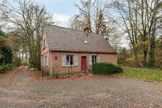 Charmant landhuis in doodlopende straat, rustig, maar toch verkeerstechnisch zeer gunstig gelegen * Gelijkvloers : inkomhal met gastentoilet,...