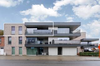 Dit prachtig appartement op de bovenste verdieping (bereikbaar met lift) heeft een lichtrijke leefruimte met open keuken (volledig...