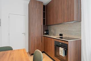Op een uitstekende en centrale locatie in Antwerpen bevindt zich deze prachtige, kwalitatief gerenoveerde studio. Bij het binnenkomen valt meteen de hoogwaardige afwerking op, gekenmerkt door een elegante houten visgraatparket die doorheen de gehele ruimte zorgt voor een warme en gezellige sfeer. Dankzij de grote raampartijen geniet het woongedeelte van een aangename, natuurlijke lichtinval. Bovendien wordt de studio volledig gemeubeld verhuurd, waardoor je direct zorgeloos kunt intrekken.<br /><br />De open keuken is een strak en modern ontwerp met stijlvolle houten kastelementen en is volledig uitgerust met alle nodige ingebouwde kwaliteitsapparatuur. Achteraan de studio bevindt zich de stijlvolle, afgescheiden badkamer. Deze is voorzien van een eigentijds lavabomeubel met een opbouwwas kom, een toilet en een inloopdouche met een kwalitatieve regendouchekop.<br /><br />Ook op financieel en praktisch vlak biedt deze studio maximale gemoedsrust. Alle meters voor water, gas en elektriciteit zijn volledig gescheiden, waardoor je enkel betaalt voor je eigen werkelijke verbruik. De maandelijkse gemeenschappelijke kosten bedragen slechts €75. Als extra troef voorziet de verhuurder reeds een inboedelverzekering, wat het geheel nog comfortabeler maakt.<br /><br />Interesse in deze prachtige, instapklare studio?<br /><br />Neem vandaag nog contact op voor meer informatie of om een bezoek in te plannen via info@goose.be of bel naar 03 369 36 38.