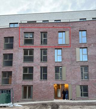 Dit prachtige nieuwbouwappartement maakt deel uit van Project Burenberg, gelegen in de rustige Kaboutermansstraat, een absolute topligging in het centrum van Leuven. Hier woon je in alle rust, terwijl winkels, scholen, openbaar vervoer en het bruisende stadsleven zich op wandelafstand bevinden.<br /><br />Het appartement heeft een bewoonbare oppervlakte van 116 m², inclusief een inpandig terras van 8 m², en werd ontworpen met oog voor hedendaags comfort, hoogwaardige afwerking en energiezuinig wonen.<br /><br />De indeling omvat een inkomhal, een ruime en lichtrijke leefruimte met parketvloer, een volledig uitgeruste open keuken, drie volwaardige slaapkamers, twee moderne badkamers en een afzonderlijk gastentoilet. Dankzij de kwalitatieve materialen en afwerking is het appartement volledig instapklaar, zonder onvoorziene kosten. <br /><br />Op energetisch vlak scoort dit appartement uitstekend met een EPC-label A. Verwarming gebeurt via aansluiting op het warmtenet, in combinatie met een warmtepomp en zonnepanelen, wat garant staat voor een laag energieverbruik en toekomstgericht wonen.<br /><br />Verder is er de mogelijkheid tot aankoop van twee ondergrondse parkeerplaatsen, met mogelijkheid tot laadpunten voor elektrische wagens. Daarnaast beschikt het appartement over een privatieve berging en stalling voor drie fietsen.<br /><br />Dit appartement is ideaal voor wie graag comfortabel en duurzaam wil wonen in het centrum van Leuven, zonder in te boeten aan rust en ruimte.<br /><br />Wens je meer informatie of een bezoek ter plaatse? Neem gerust contact met ons op.<br /><br />**Verkoop onder BTW**